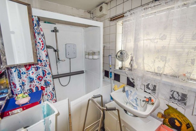 23 Hunderton Avenue, Hereford, HR2 7AB
 3