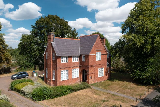 9 The Drive, Countesthorpe, Leicester, LE8 5PB
 5