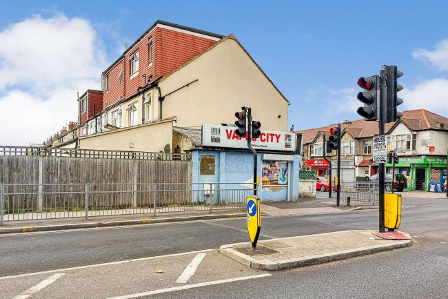 208 Manor Road, Mitcham, Surrey CR4 1JF
 1