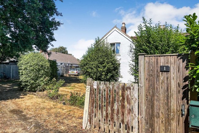 2 Redlands Cottage, Redlands Lane, Emsworth, Hampshire PO10 7SN
 9