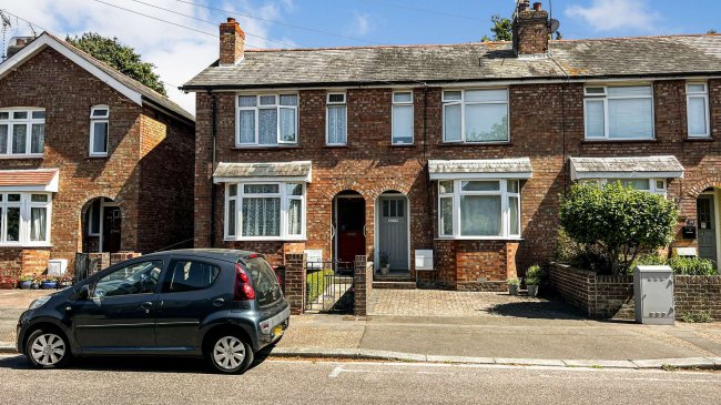 31 Winden Avenue, Chichester, West Sussex PO19 7UZ
 10