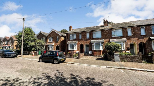 31 Winden Avenue, Chichester, West Sussex PO19 7UZ
 10