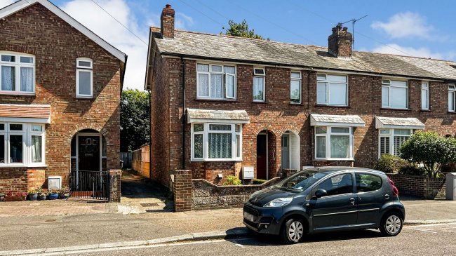 31 Winden Avenue, Chichester, West Sussex PO19 7UZ
 10