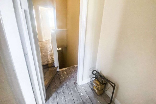 Flat 2, 24 Steerforth Street, Wandsworth, London SW18 4HH
 3