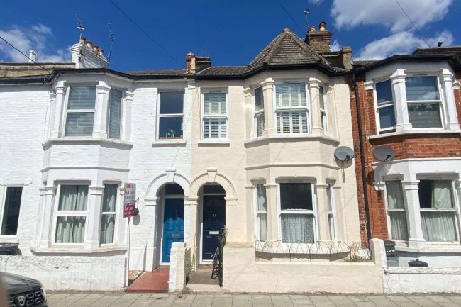 Flat 2, 24 Steerforth Street, Wandsworth, London SW18 4HH
 3