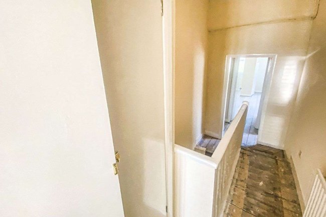 Flat 2, 24 Steerforth Street, Wandsworth, London SW18 4HH
 3