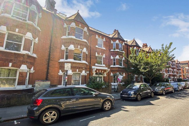 Flat 16, Elmfield Mansions, Elmfield Road, London SW17 8AA
 6