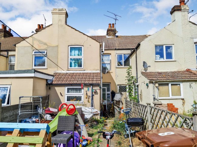 8 Hamilton Road, Gillingham, Kent, ME7 1QJ 2