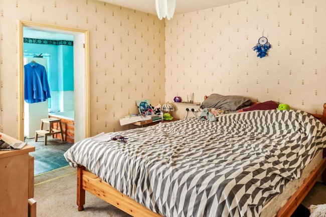 8 Hamilton Road, Gillingham, Kent, ME7 1QJ 2