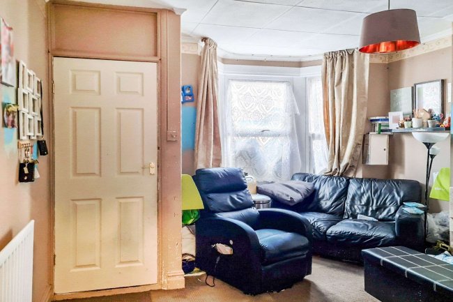 8 Hamilton Road, Gillingham, Kent, ME7 1QJ 2