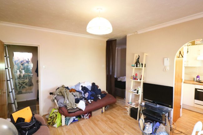 218 Somerset Gardens, White Hart Lane, Tottenham, London, N17 8HB 9