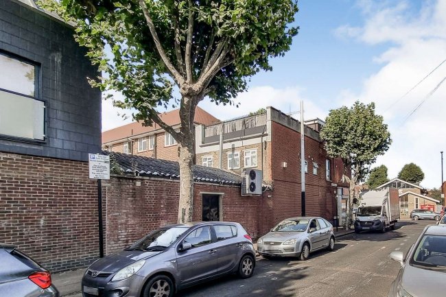 140 High Street South, East Ham, London E6 3RW
 9