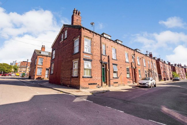 1 Kepler Grove, Harehills, Leeds, West Yorkshire LS8 5EL
 9