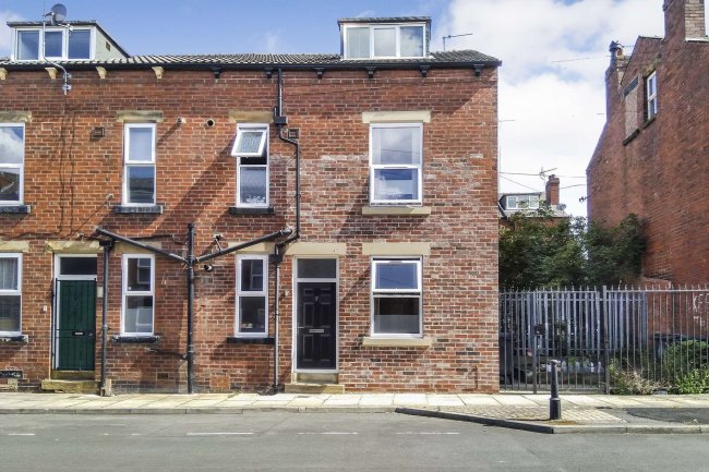 7 Kepler Grove, Harehills, Leeds, West Yorkshire LS8 5EL
 1