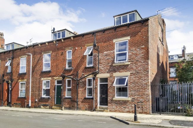 7 Kepler Grove, Harehills, Leeds, West Yorkshire LS8 5EL
 1