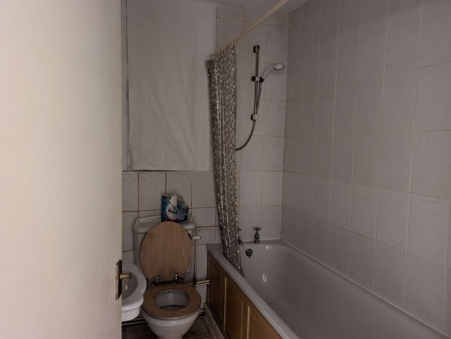 Lower Ground Floor / Basement Flat, 130 Lower Addiscombe Road, Croydon, Surrey CR0 6AE 1