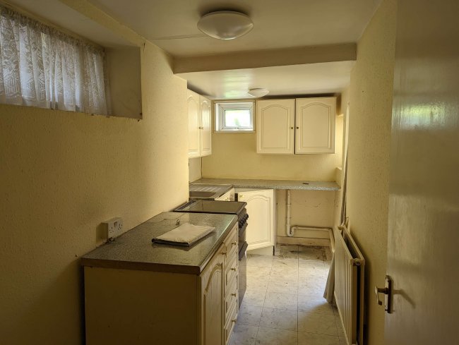 Lower Ground Floor / Basement Flat, 130 Lower Addiscombe Road, Croydon, Surrey CR0 6AE 1