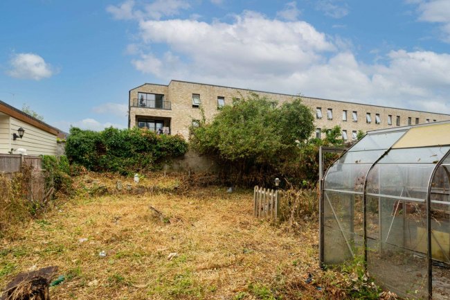 40 Chapel House Street, Isle of Dogs, London E14 3AS 6