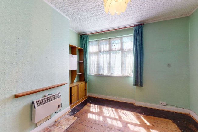 25A Shelley Avenue, Greenford, Middlesex UB6 8RX 9