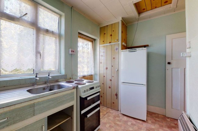 25A Shelley Avenue, Greenford, Middlesex UB6 8RX 9