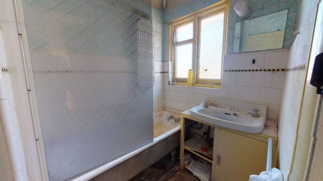 121 Grand Avenue, Surbiton, Surrey, KT5 9HY 7