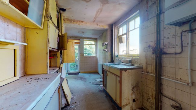 121 Grand Avenue, Surbiton, Surrey, KT5 9HY 7