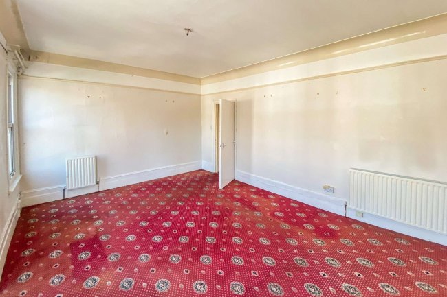 Flat B, 2 Foxbourne Road, Tooting, London SW17 8EW 
 10