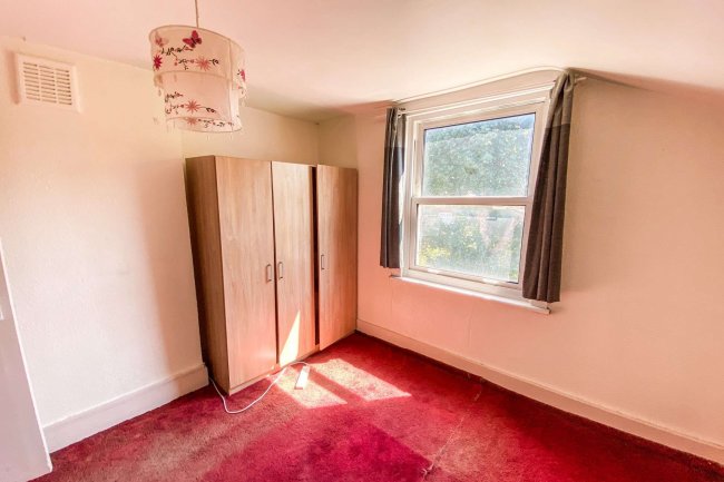 Flat B, 2 Foxbourne Road, Tooting, London SW17 8EW 
 10