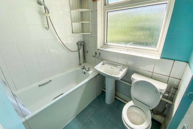 Flat B, 2 Foxbourne Road, Tooting, London SW17 8EW 
 10