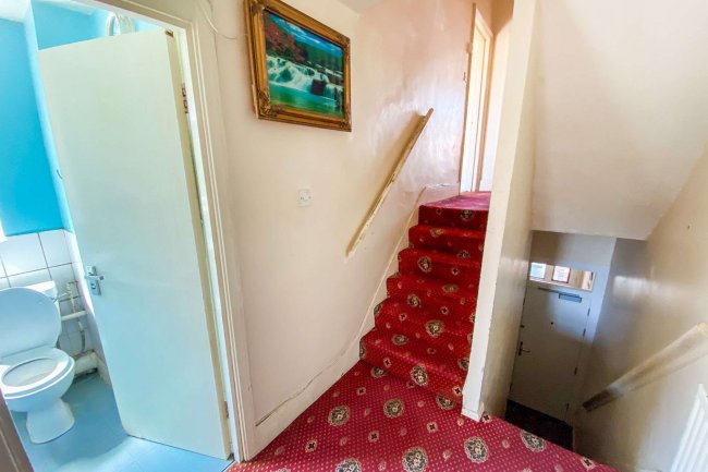 Flat B, 2 Foxbourne Road, Tooting, London SW17 8EW 
 10