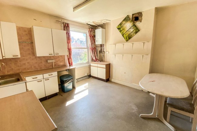 Flat B, 2 Foxbourne Road, Tooting, London SW17 8EW 
 10