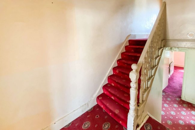 Flat B, 2 Foxbourne Road, Tooting, London SW17 8EW 
 10