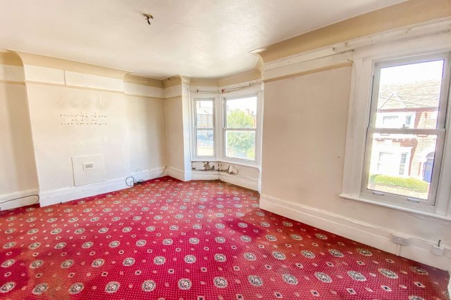 Flat B, 2 Foxbourne Road, Tooting, London SW17 8EW 
 10