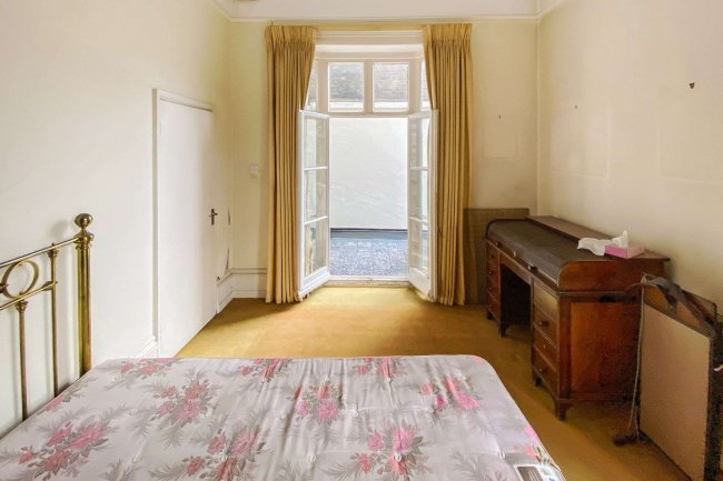 Flat 5, 15 Chesham Street, Belgravia, London SW1X 8ND
 4