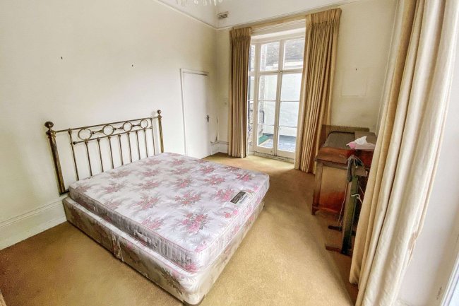 Flat 5, 15 Chesham Street, Belgravia, London SW1X 8ND
 4