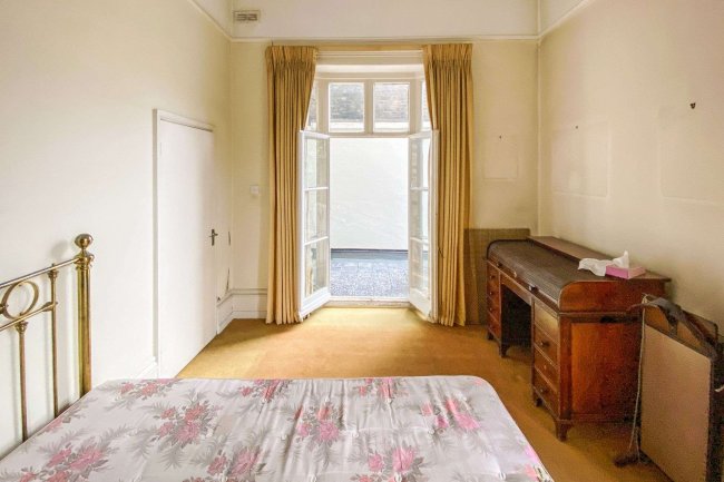 Flat 5, 15 Chesham Street, Belgravia, London SW1X 8ND
 4