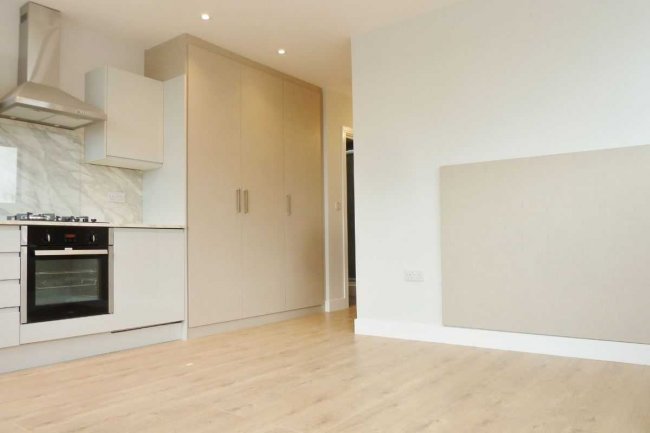 470 Church Lane, Kingsbury Green, London NW9 8UA 2