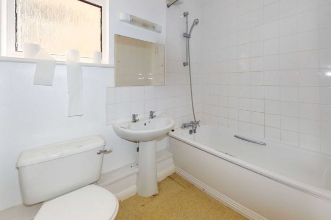 40 Garfield Road, London SW11 5PN 1