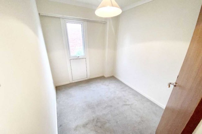 43 Harrison Close, Reigate, Greater London RH2 7HS 6