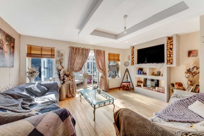 2 Spears Walk, Brighton, West Sussex, BN2 6PN
 6