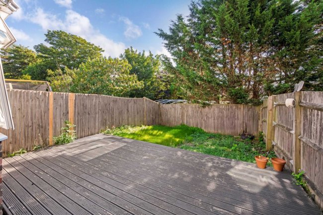 3 Spears Walk, Brighton, West Sussex, BN2 6PN
 7