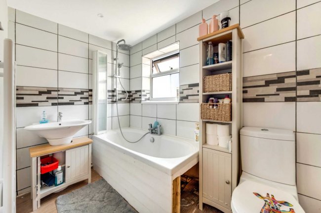 7 Spears Walk, Brighton, West Sussex, BN2 6PN
 1