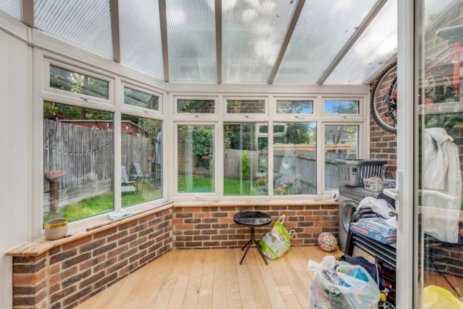 8 Spears Walk, Brighton, West Sussex, BN2 6PN
 2