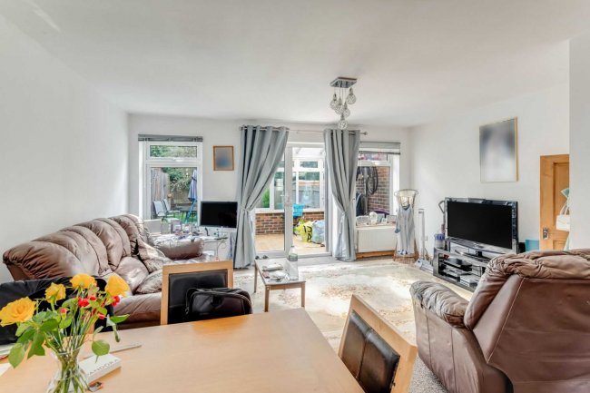 8 Spears Walk, Brighton, West Sussex, BN2 6PN
 2