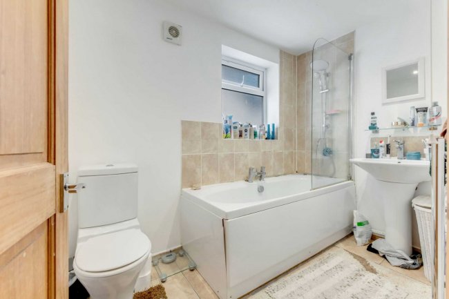 8 Spears Walk, Brighton, West Sussex, BN2 6PN
 2