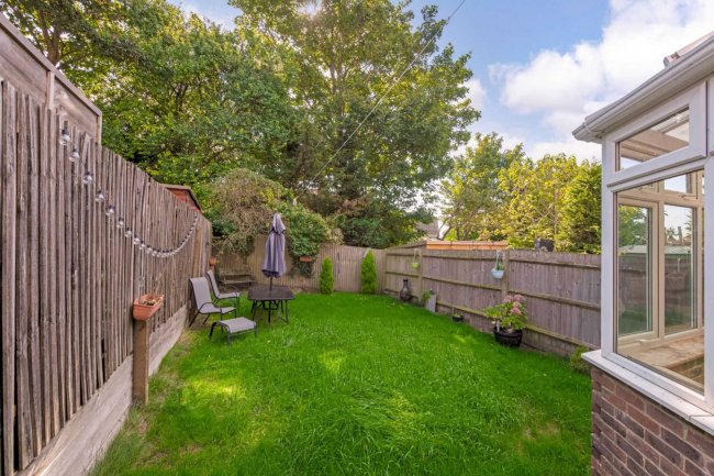 8 Spears Walk, Brighton, West Sussex, BN2 6PN
 2