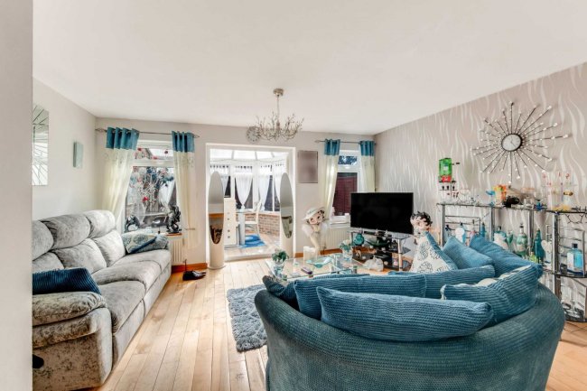 9 Spears Walk, Brighton, West Sussex, BN2 6PN
 3