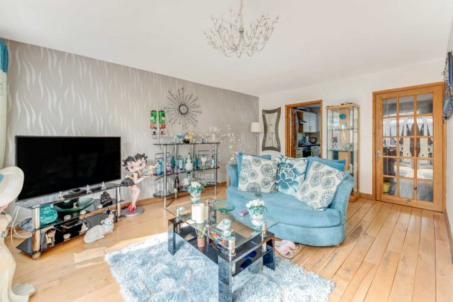 9 Spears Walk, Brighton, West Sussex, BN2 6PN
 3