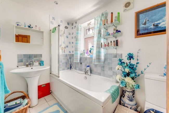 9 Spears Walk, Brighton, West Sussex, BN2 6PN
 3