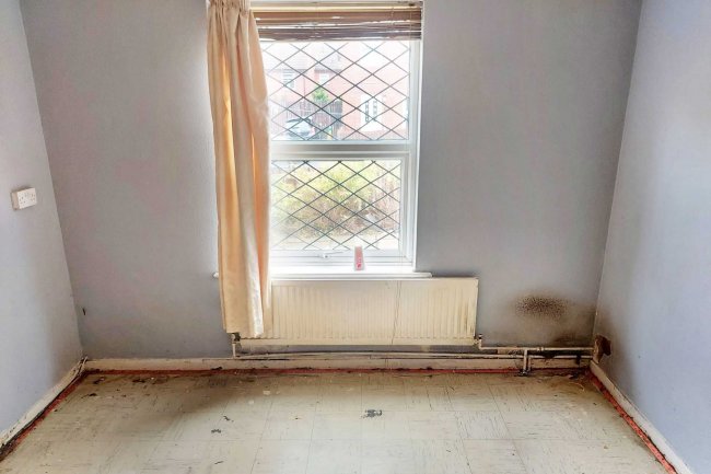 20 Eltham Gardens, Leeds, Yorkshire, LS6 2TX
 5